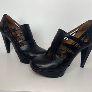 704b Heeled Platform Leather Pumps
